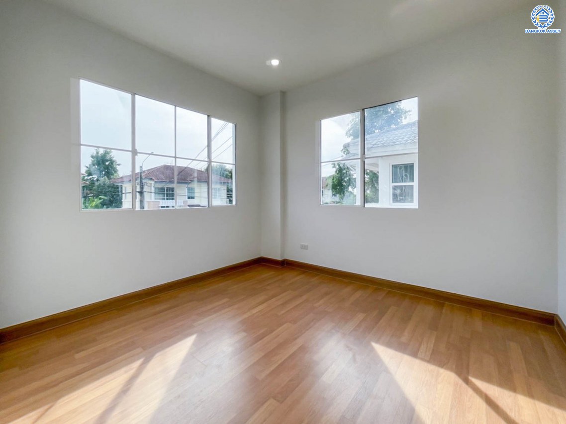 บ้านมือสองตกแต่งใหม่ คุณภาพระดับ L&H โครงการ ชลลดา วัดลาดปลาดุก บนเนื้อที่ 52.5 ตร.ว. ฟังก์ชัน 3 ห้องนอน 2 ห้องน้ำ 2 ที่จอดรถ บนทำเลศักยภาพ เพียง 15 นาทีถึง เซ็นทรัลเวสท์เกต ใกล้รถไฟฟ้าสายสีม่วง "สถานีคลองบางไผ่"